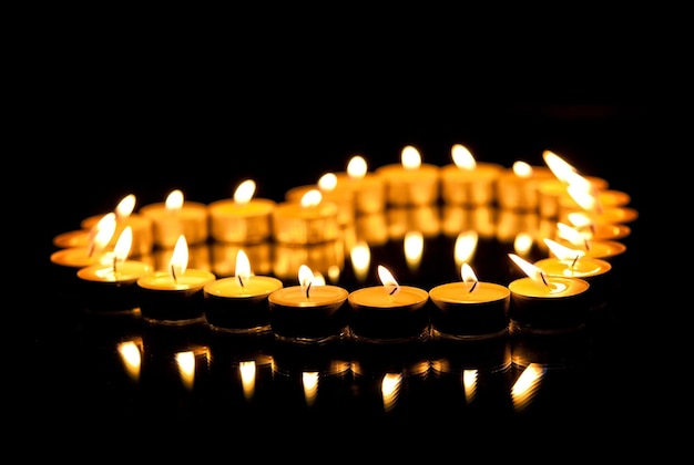 Foto close-up di candele accese nel tempio