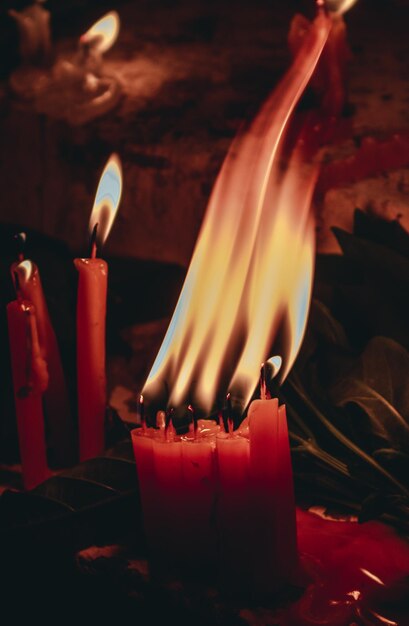 Foto close-up di candele accese nel tempio