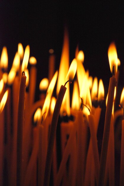 Foto close-up di candele accese