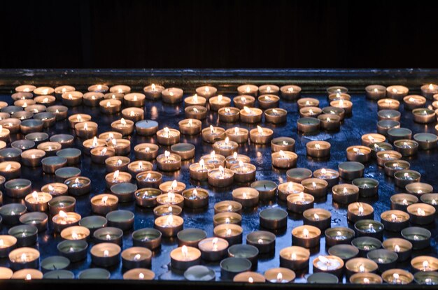 Photo close-up of lit lanterns on table