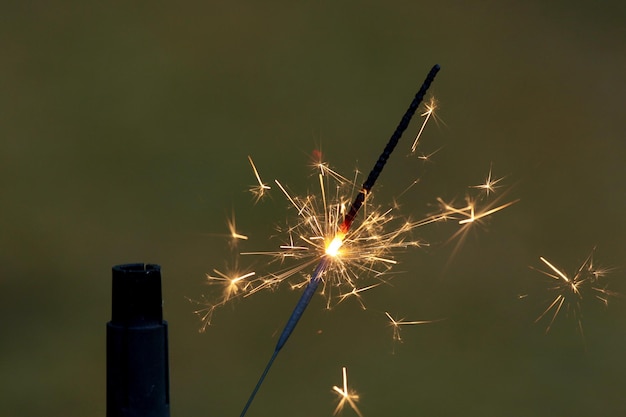 Foto close-up di una scintilla accesa di notte