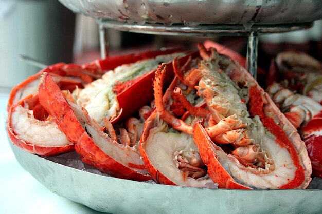 Photo close-up of lobsters on table