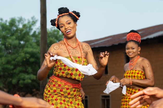 Photo close up local culture with smiley dancers