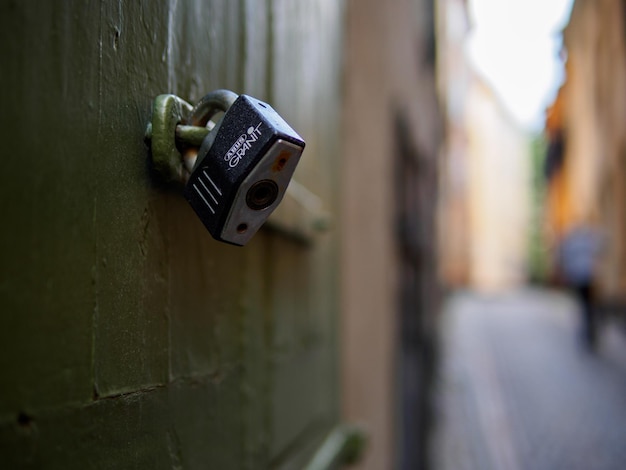 Photo close-up of lock on gate by street