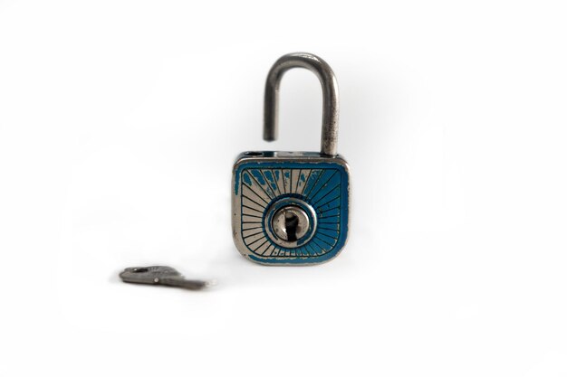 Photo close-up of lock and key against white background