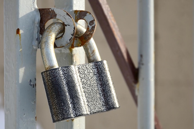 Photo close-up of locked gate