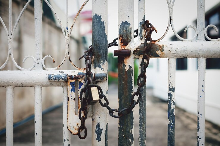 Photo close-up of locked gates