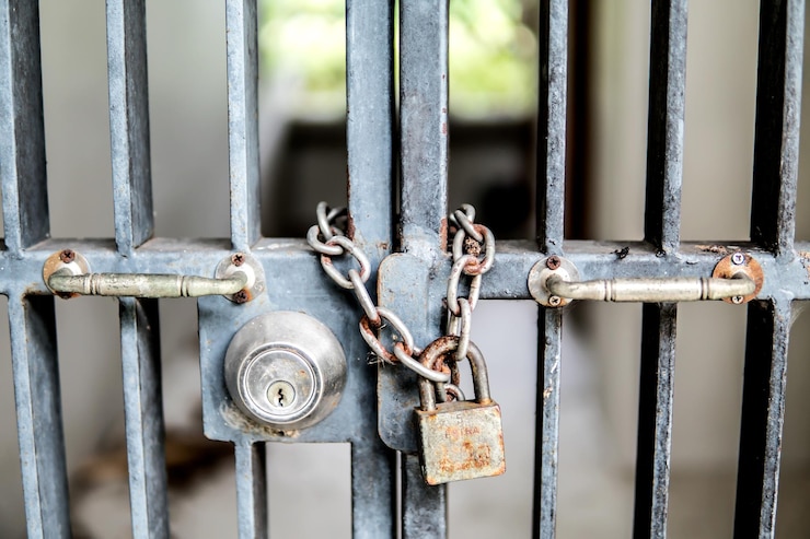 Photo close-up of locked metal gate