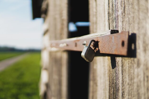 Photo close-up of locked wooden door