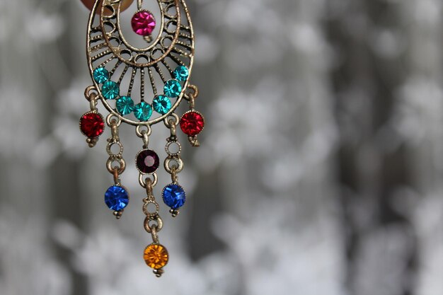 Photo close-up of locket hanging outdoors