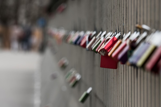 Photo close-up of locks hanging on railing