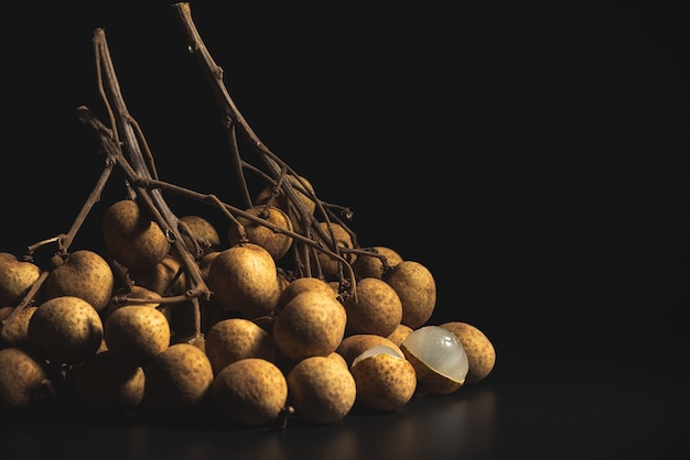 Close-up longan (Dimocarpus longan) geïsoleerd op zwarte achtergrond gebruikt voor fruit background.Macro