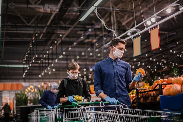 Avvicinamento. molte arance sullo scaffale del supermercato