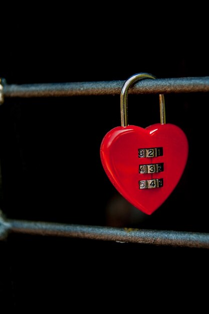 Photo close-up of love padlocks hanging on railing