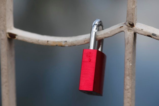 Photo close-up of love padlocks hanging on railing