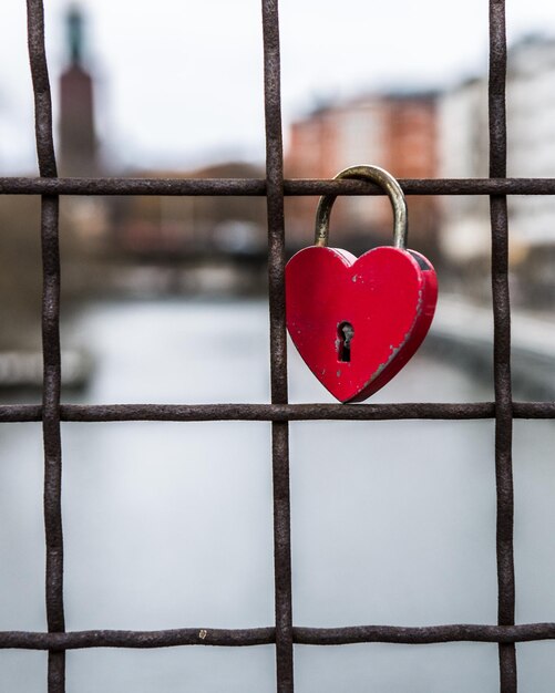 Photo close-up of love padlocks on railing