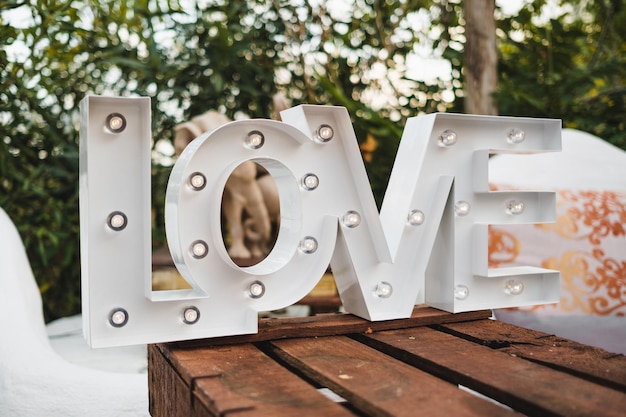 Foto close-up del testo d'amore sul tavolo