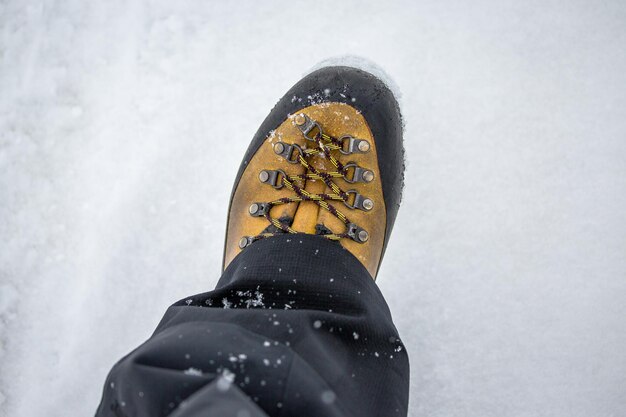 雪上の足の下部をクローズアップした写真