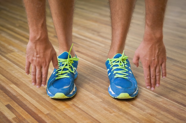 Photo close up low section of a man in sports shoes in fitness studio