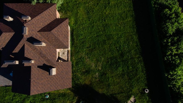 Close-up luchtfoto uitzoomen weergave van het dak van het huis.