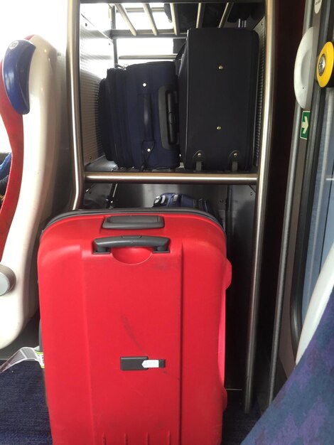 Foto prossimo piano del portabagagli in treno