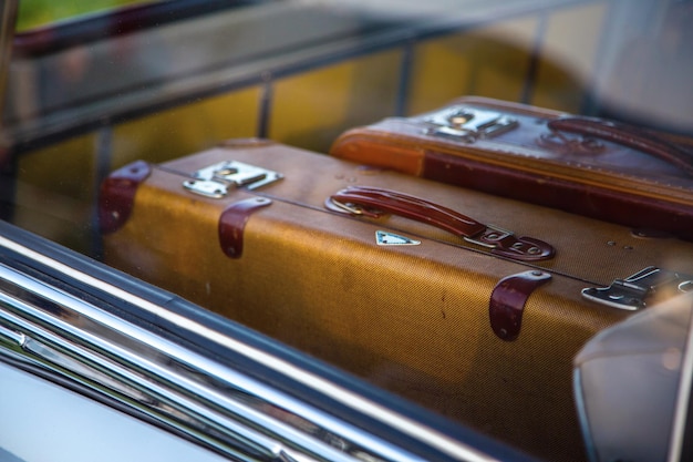 Foto close-up del bagaglio visto attraverso la finestra
