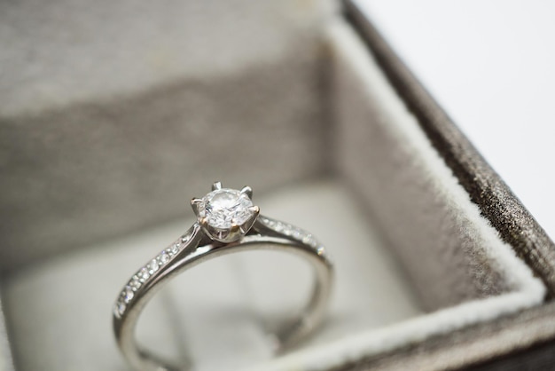 Close-up luxe diamanten trouwring in sieraden geschenkdoos