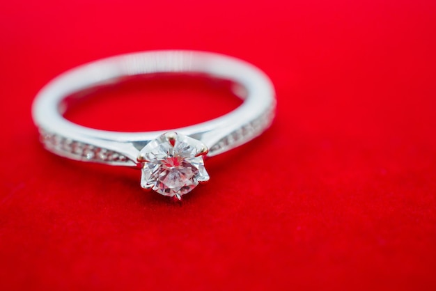 Close-up luxe trouwring met diamanten op rood fluwelen achtergrond