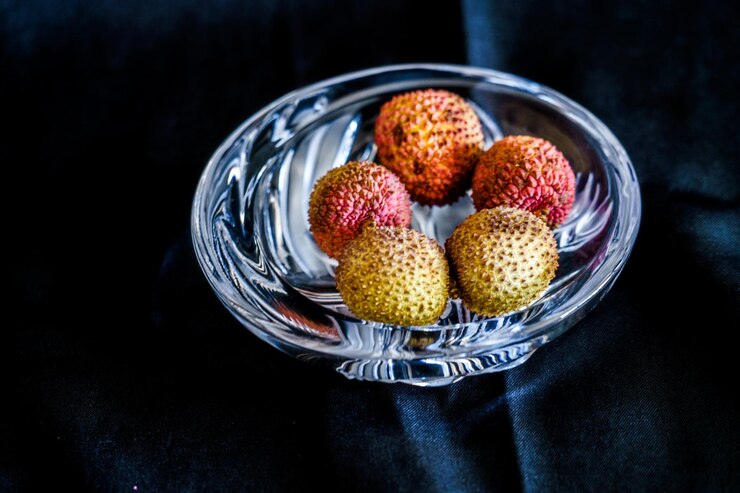 Photo close-up of lychee in bowl on table