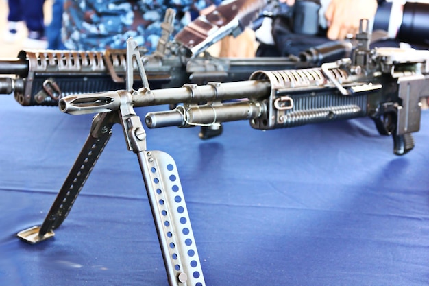 Foto close up m16 pistola militare che mostra su terreno blu