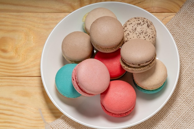 Close up macaron dessert toni pastello su piatto bianco amaretti dolci e colorati