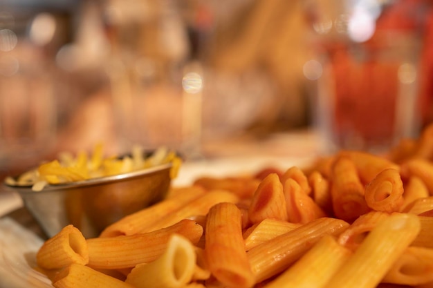 Крупный план макарон с помидорами и сыром в ресторане