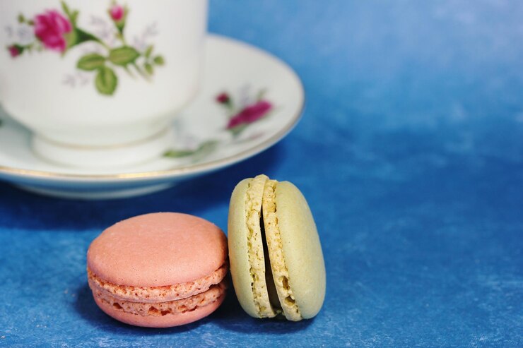 Photo close-up of macaroons by cup on table