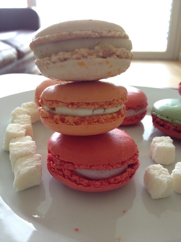 Photo close-up of macaroons in plate