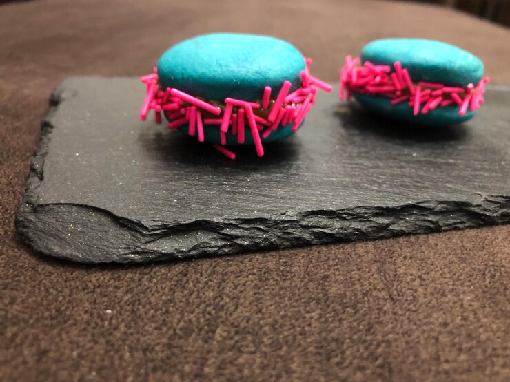 Photo close-up of macaroons on table