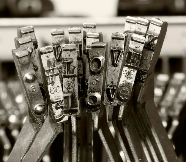 Photo close-up of machine part on table