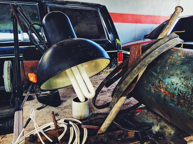 Photo close-up of machinery and desk lamp at workshop