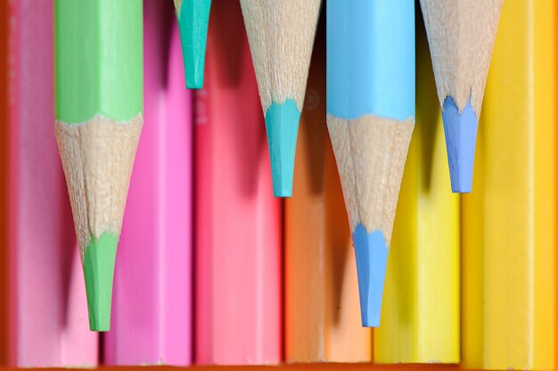 Крупным планом макросъемки цветные карандаши кучу перьев карандаша