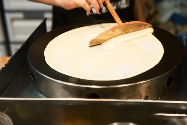 맛있는 달콤하고 소금에 절인 팬케이크 만들기의 클로즈업, 선택적인 집중