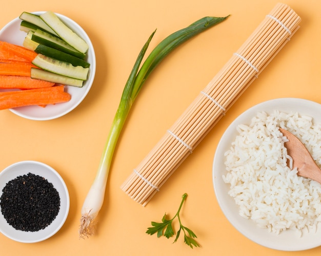 Foto primo piano che fa il processo di sushi