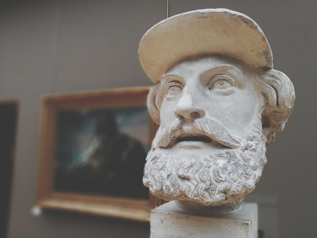 Foto close-up di un busto maschile in un museo