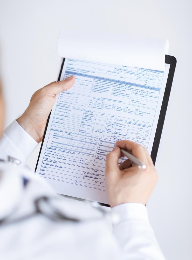 Photo close up of male doctor holding prescription paper in hand