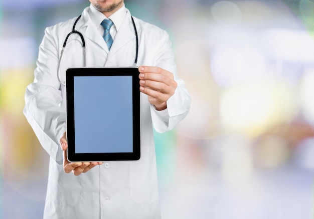 Photo close up of male doctor holding tablet pc with x-ray