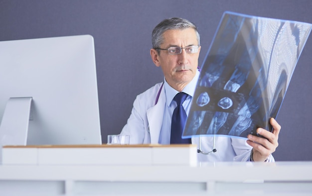 Крупный план врача-мужчины с рентгеновским или рентгеновским изображением