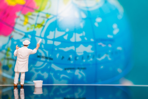 Foto close-up di una statuetta maschile che pulisce il globo