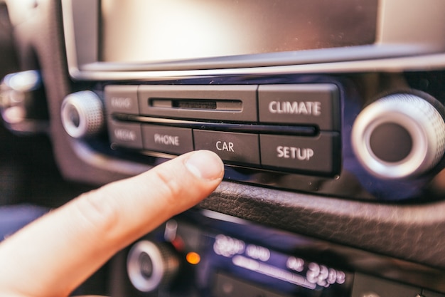 Primo piano di una mano maschile in un'auto moderna