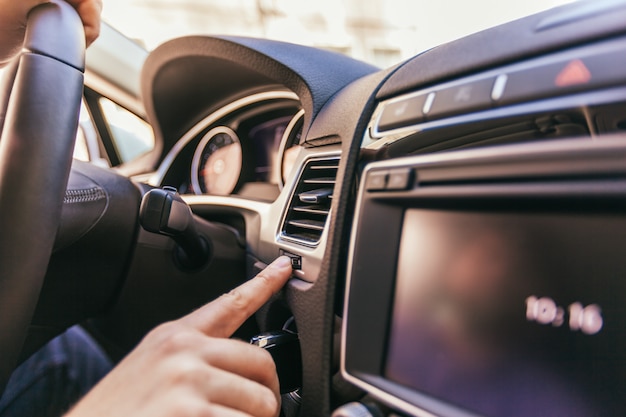 現代の車の中で男性の手のクローズアップ