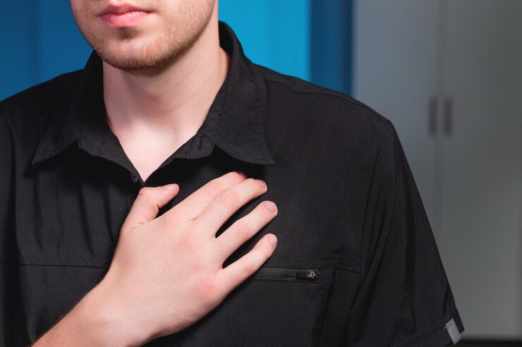 Photo close-up of a male massage therapist doing self-massage of the pectoral muscle lymphatic drainage