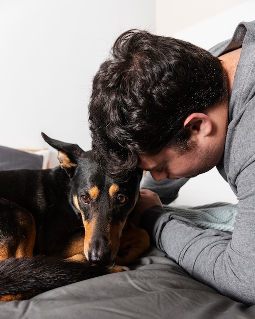 男と愛らしい犬をクローズアップ