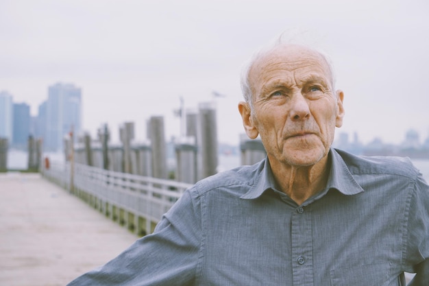 Photo close-up of man against sky